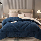 Gruby i ciężki koc zimowy z podszyciem sherpa – miękka i puszysta narzuta na zimę