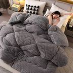 Gruby i ciężki koc zimowy z podszyciem sherpa – miękka i puszysta narzuta na zimę