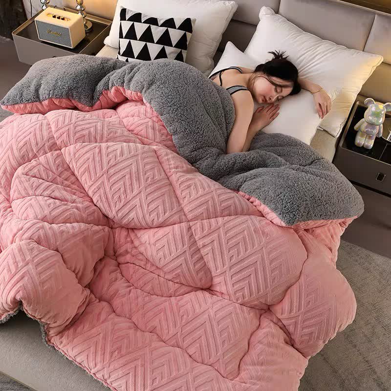 Gruby i ciężki koc zimowy z podszyciem sherpa – miękka i puszysta narzuta na zimę