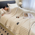 Miękki koc polarowy w kratę do użytku całorocznego