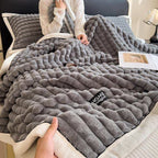 Miękki koc polarowy w kratę do użytku całorocznego