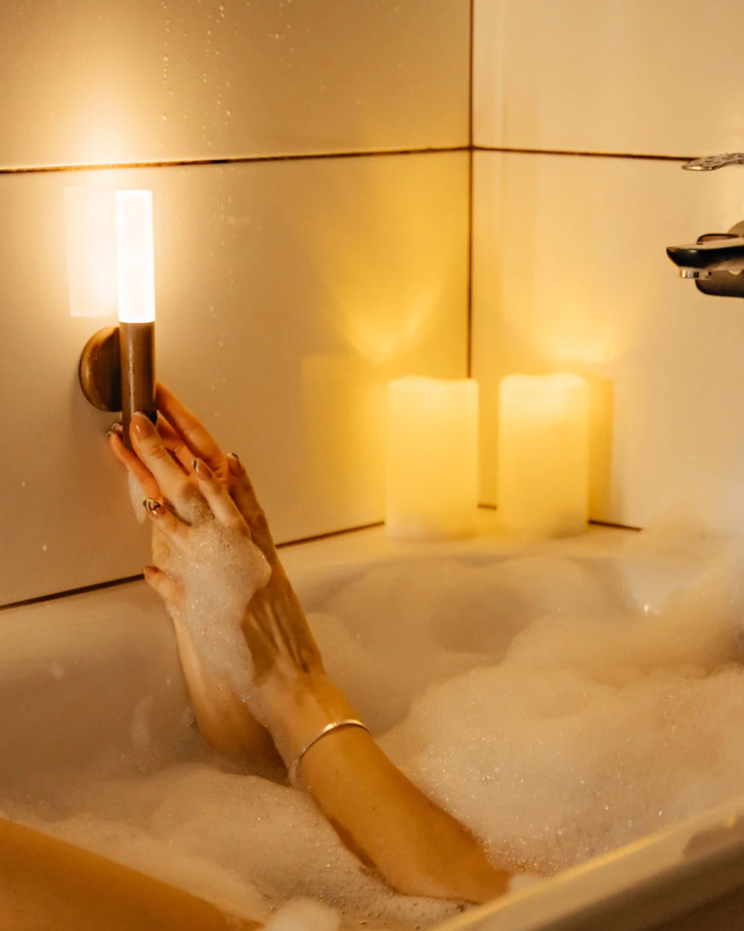 Bezprzewodowy Drewniany Kinkiet Ścienny – Styl i Funkcjonalność w Jednym