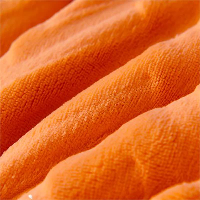 Gruby i ciężki koc zimowy z podszyciem sherpa – miękka i puszysta narzuta na zimę