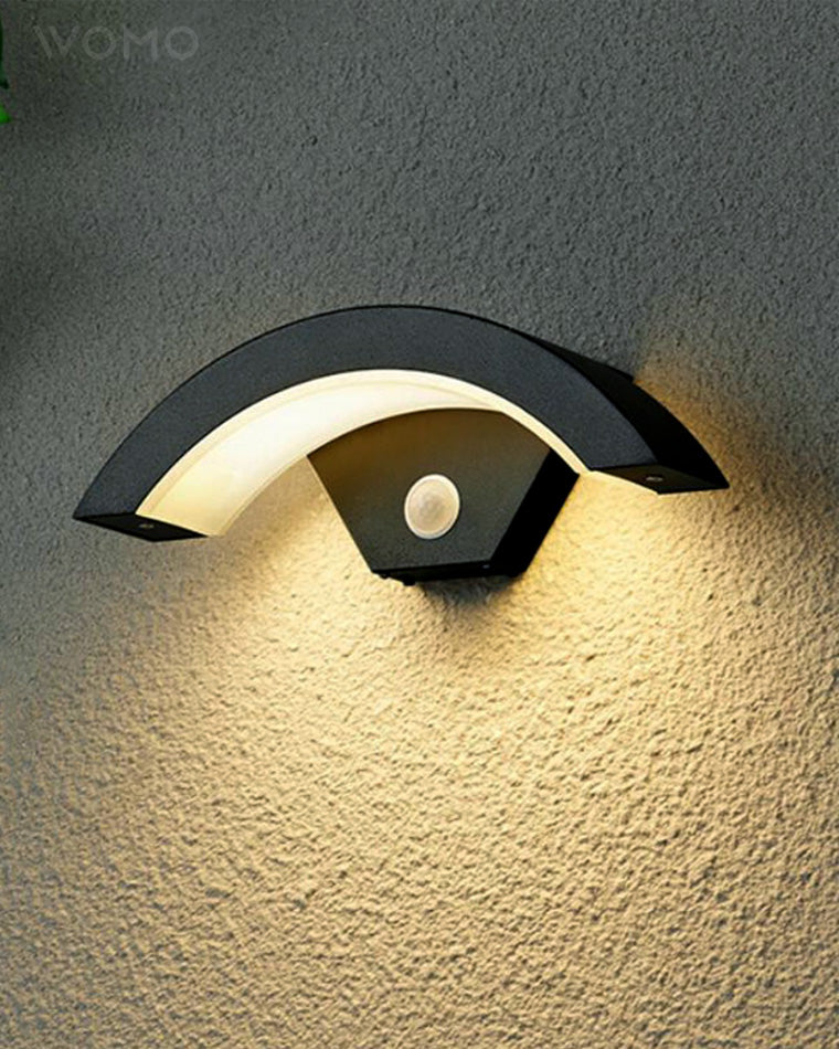 Regulowana Lampa Ścienna Zewnętrzna WOMO z Czujnikiem Ruchu – Bezpieczeństwo i Styl na Zewnątrz