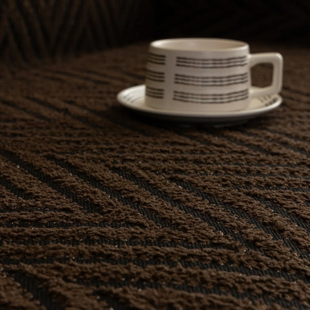 Pokrowiec na sofę z jodełkowym wzorem i frędzlami