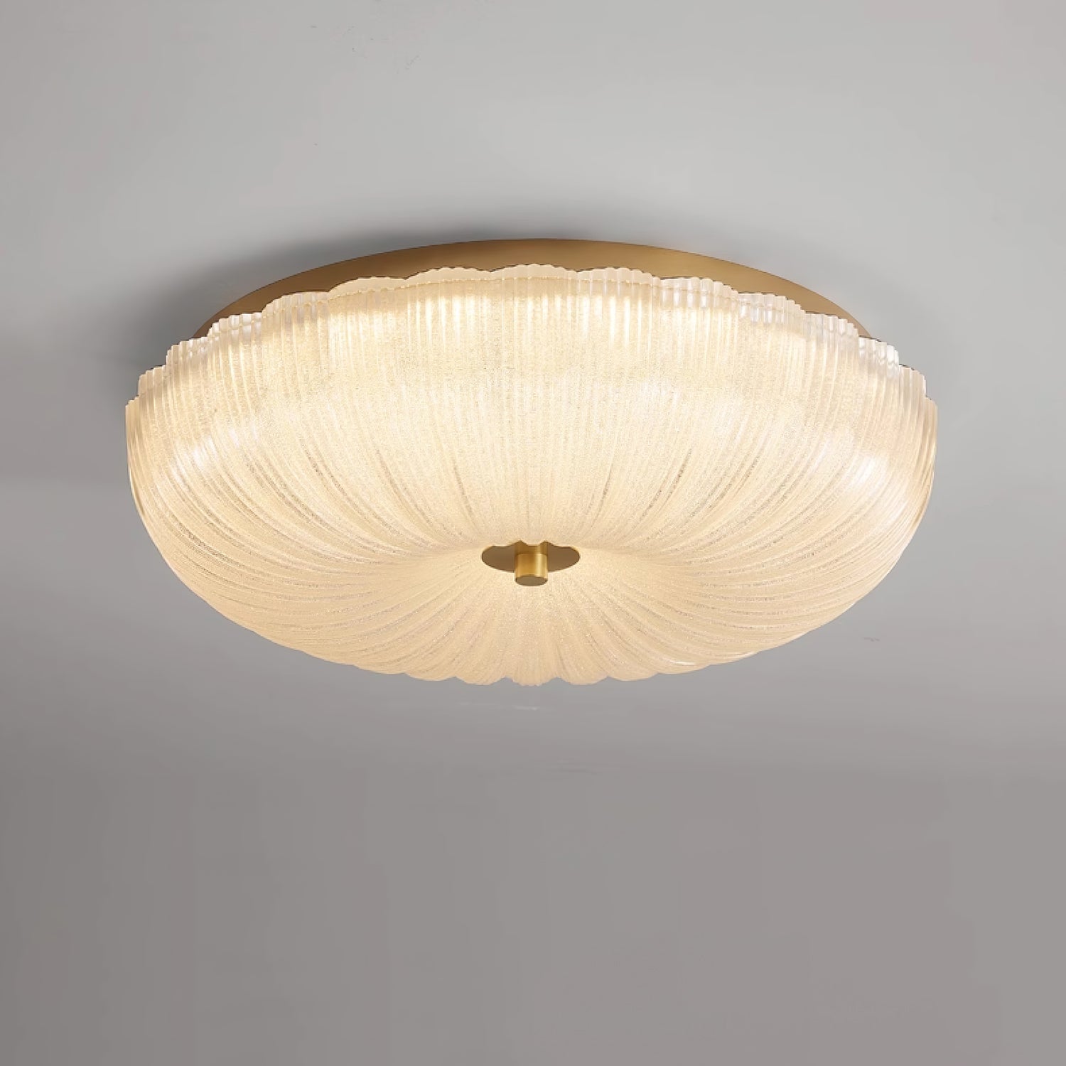 Elegancka Lampa Sufitowa Halo z Falcowanym Szklanym Kloszem