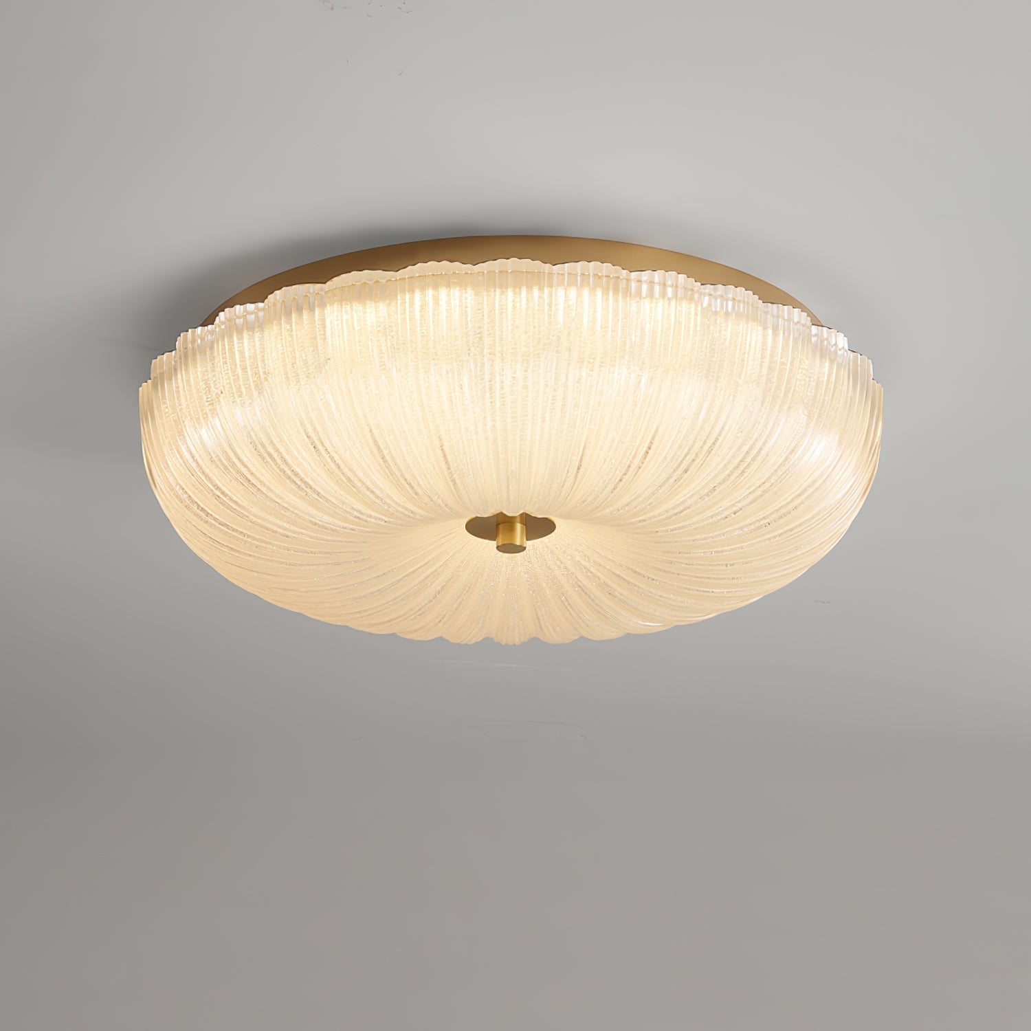 Elegancka Lampa Sufitowa Halo z Falcowanym Szklanym Kloszem