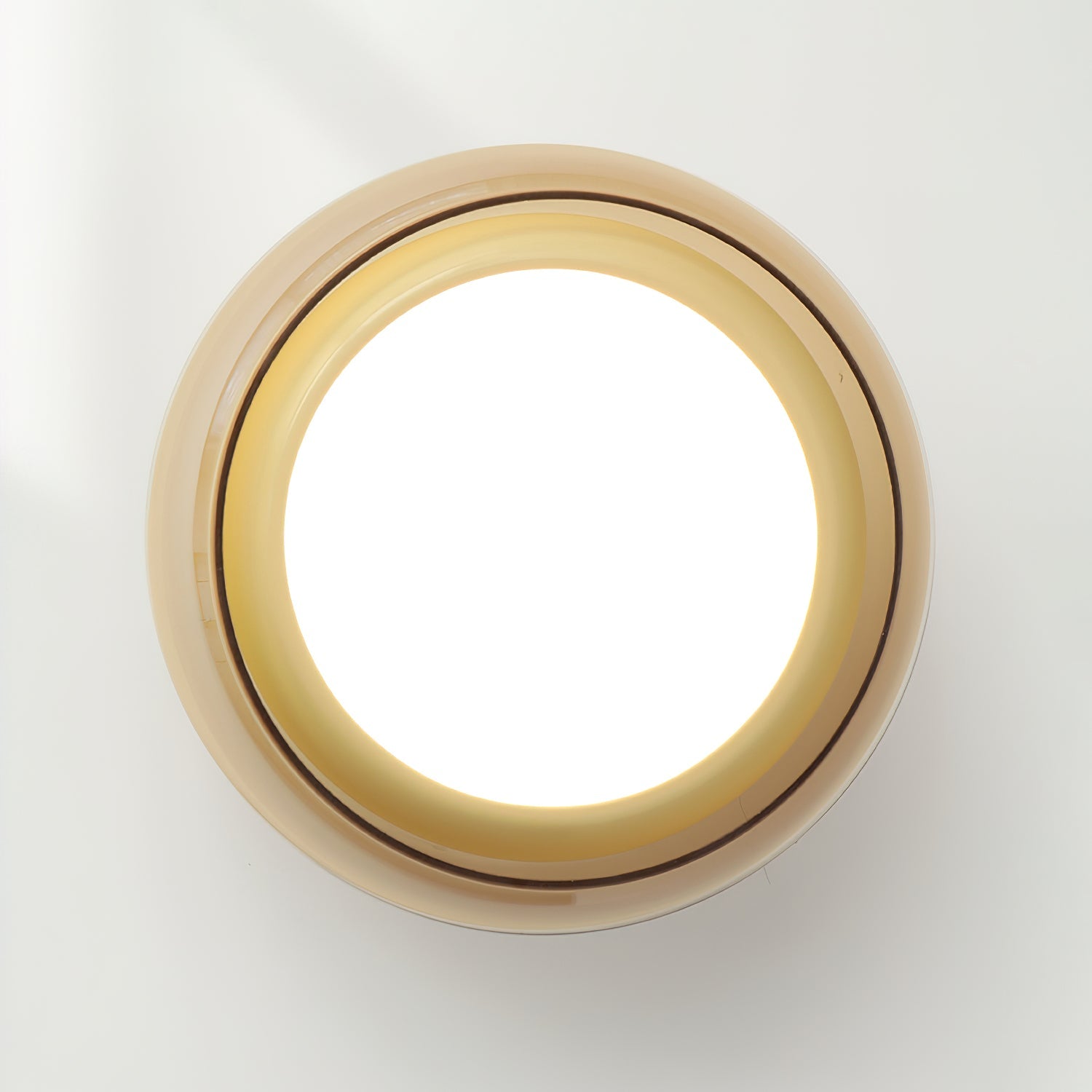 Plafon Sufitowy z Kloszem Szklanym w Kolorze Koniaku i Akcentem Czerwonym