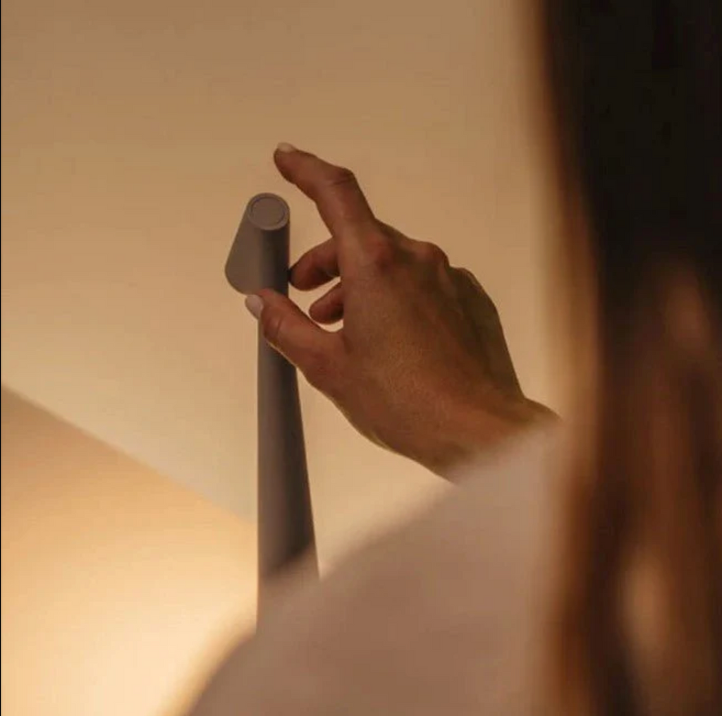 Lampka Stołowa w Stylu Nordic Minimalist – Bezprzewodowa LED