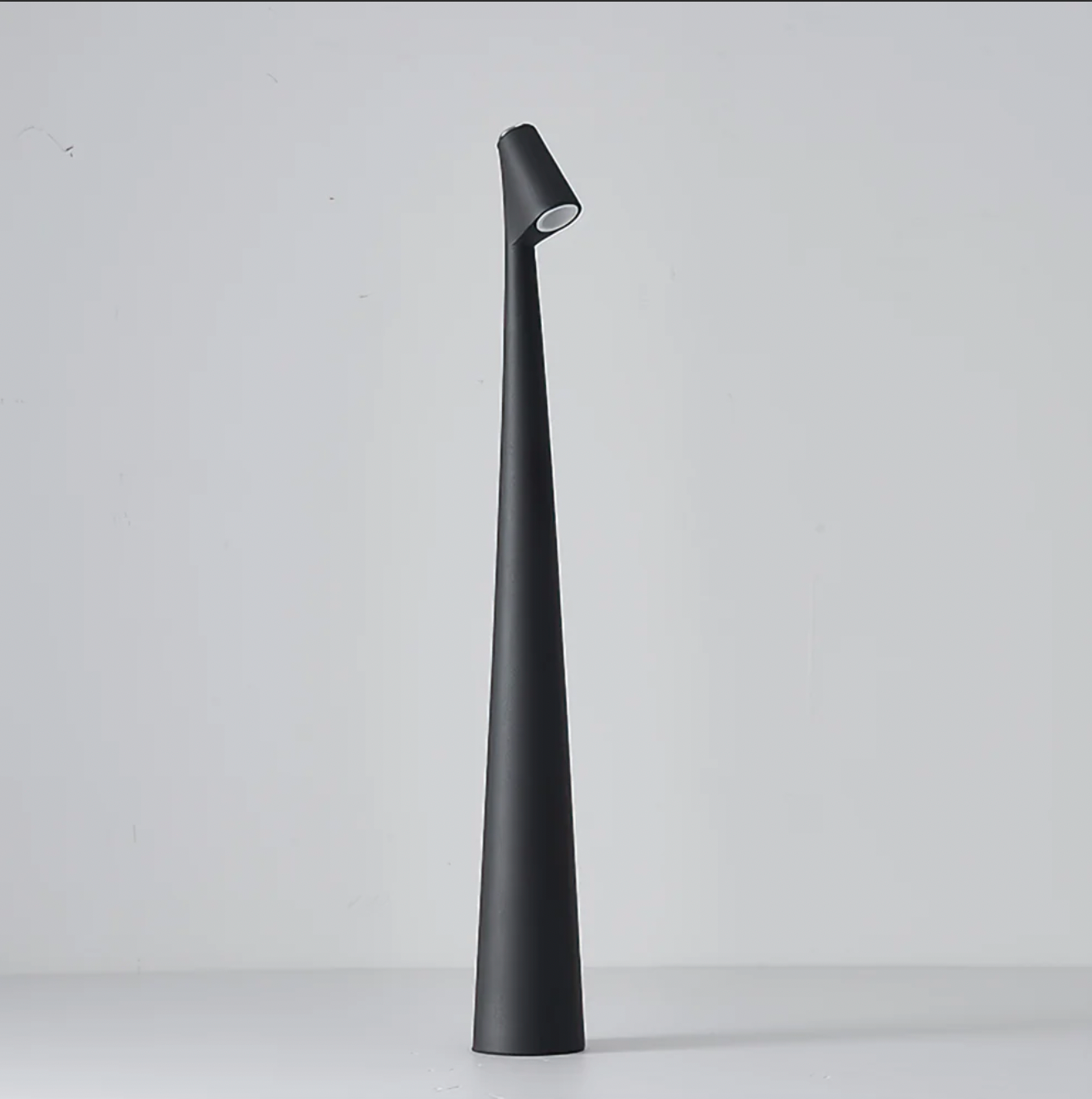 Lampka Stołowa w Stylu Nordic Minimalist – Bezprzewodowa LED