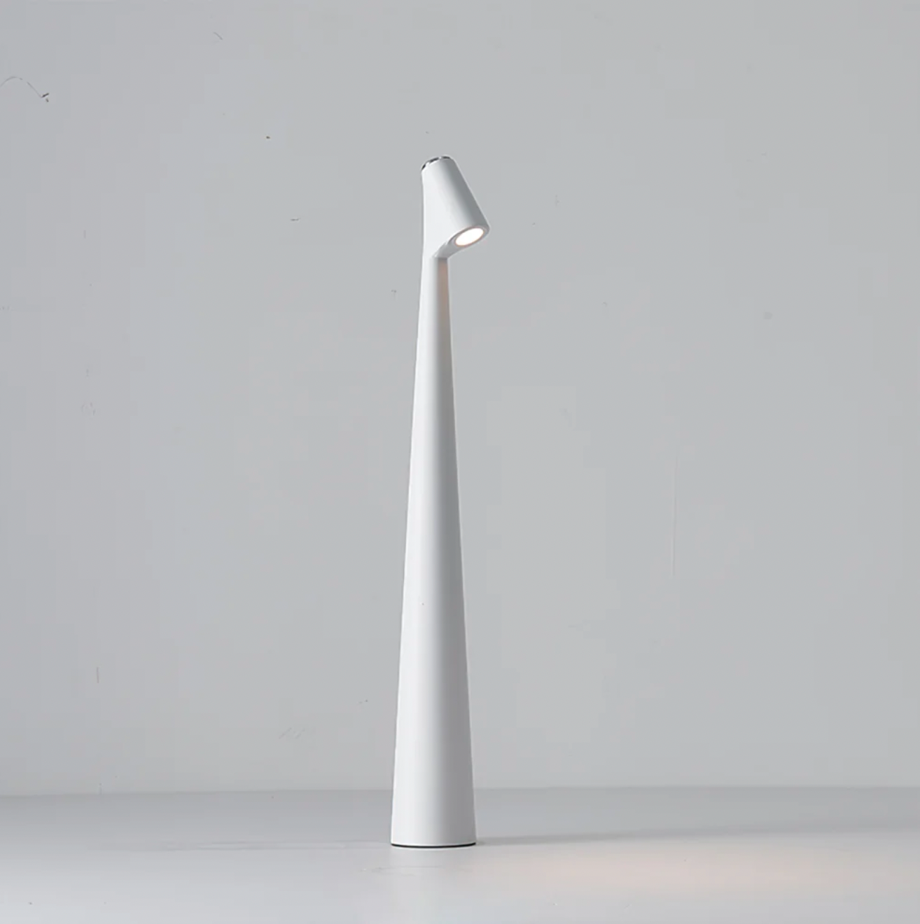 Lampka Stołowa w Stylu Nordic Minimalist – Bezprzewodowa LED