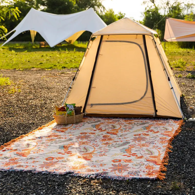 Boho koc z frędzlami i kwiatowym wzorem – lekki pleciony pled w stylu rustykalnym